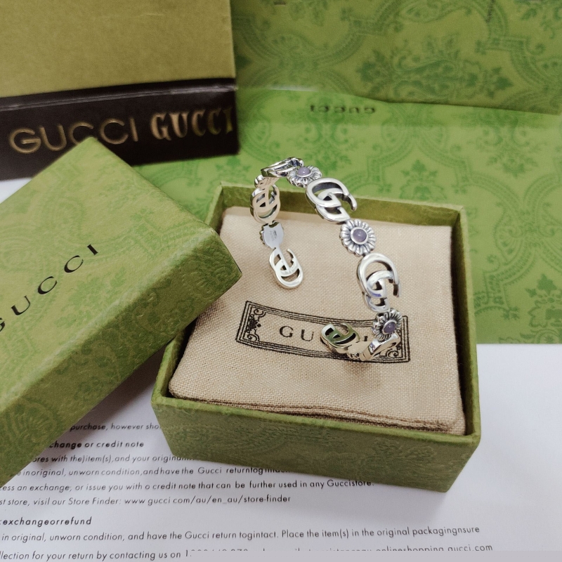 G*u*i bracelets